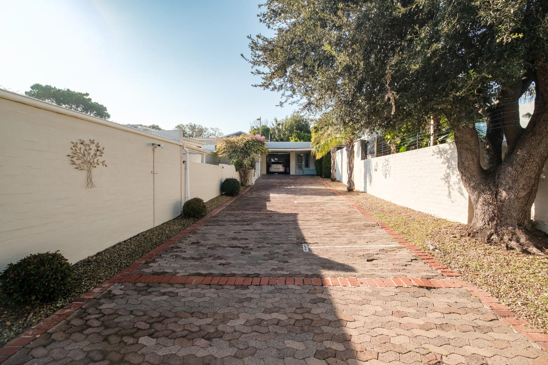 Bergvliet Home with Flatlet — photograph 4