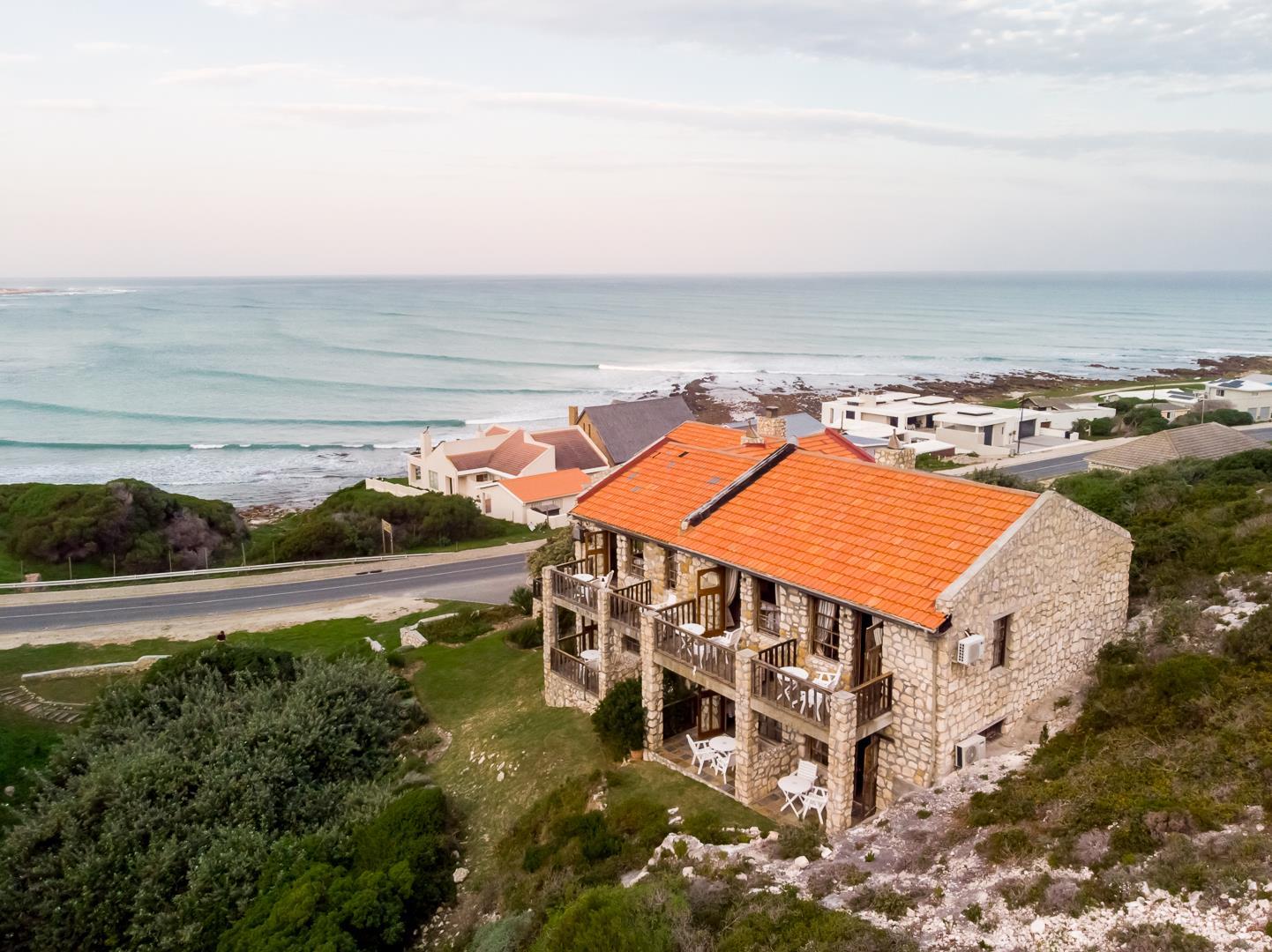Eight-Suite Ocean-View Guesthouse — photograph 2