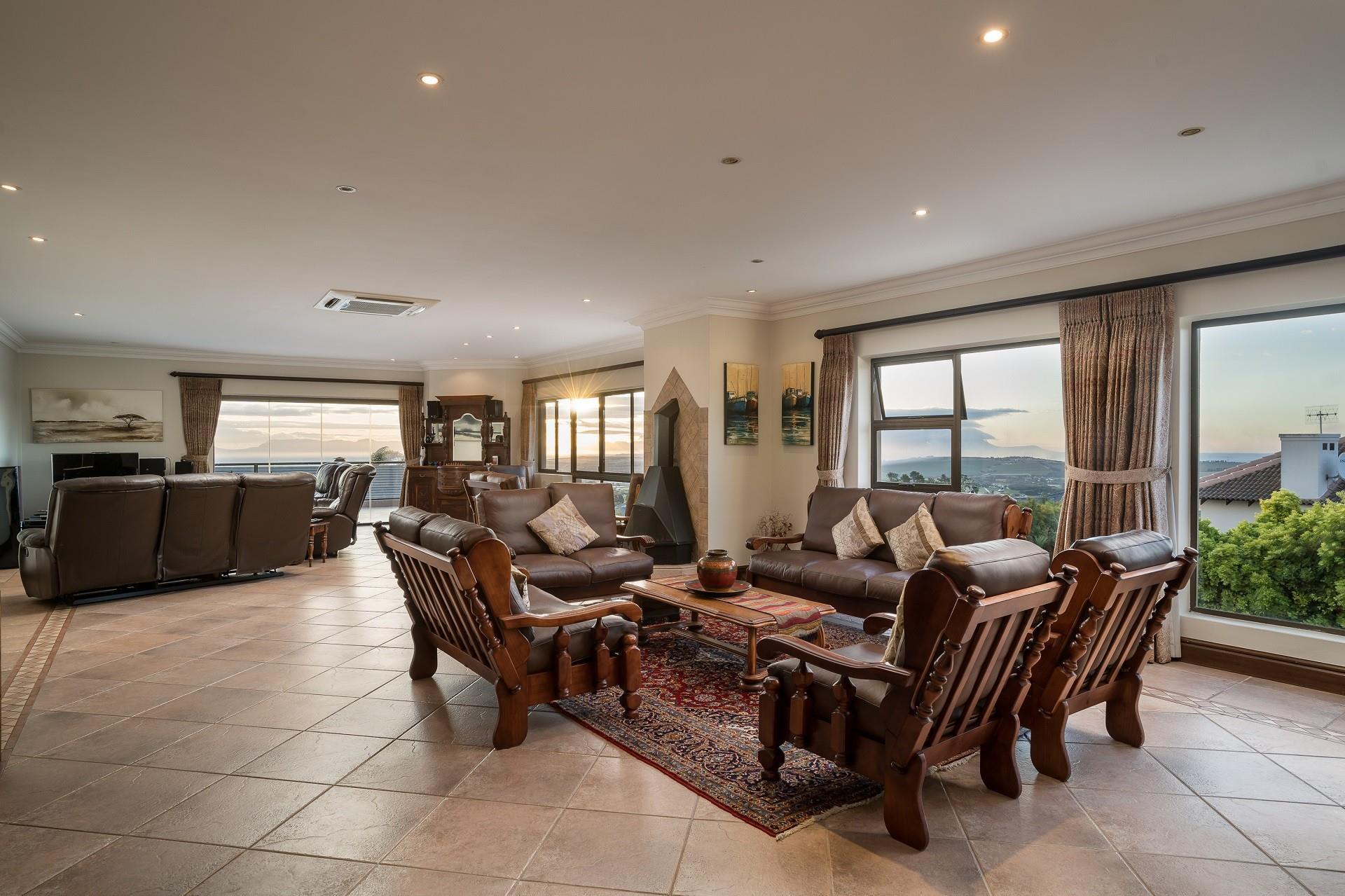 Prestigious Home In Bel'Áire Winelands Estate — photograph 5