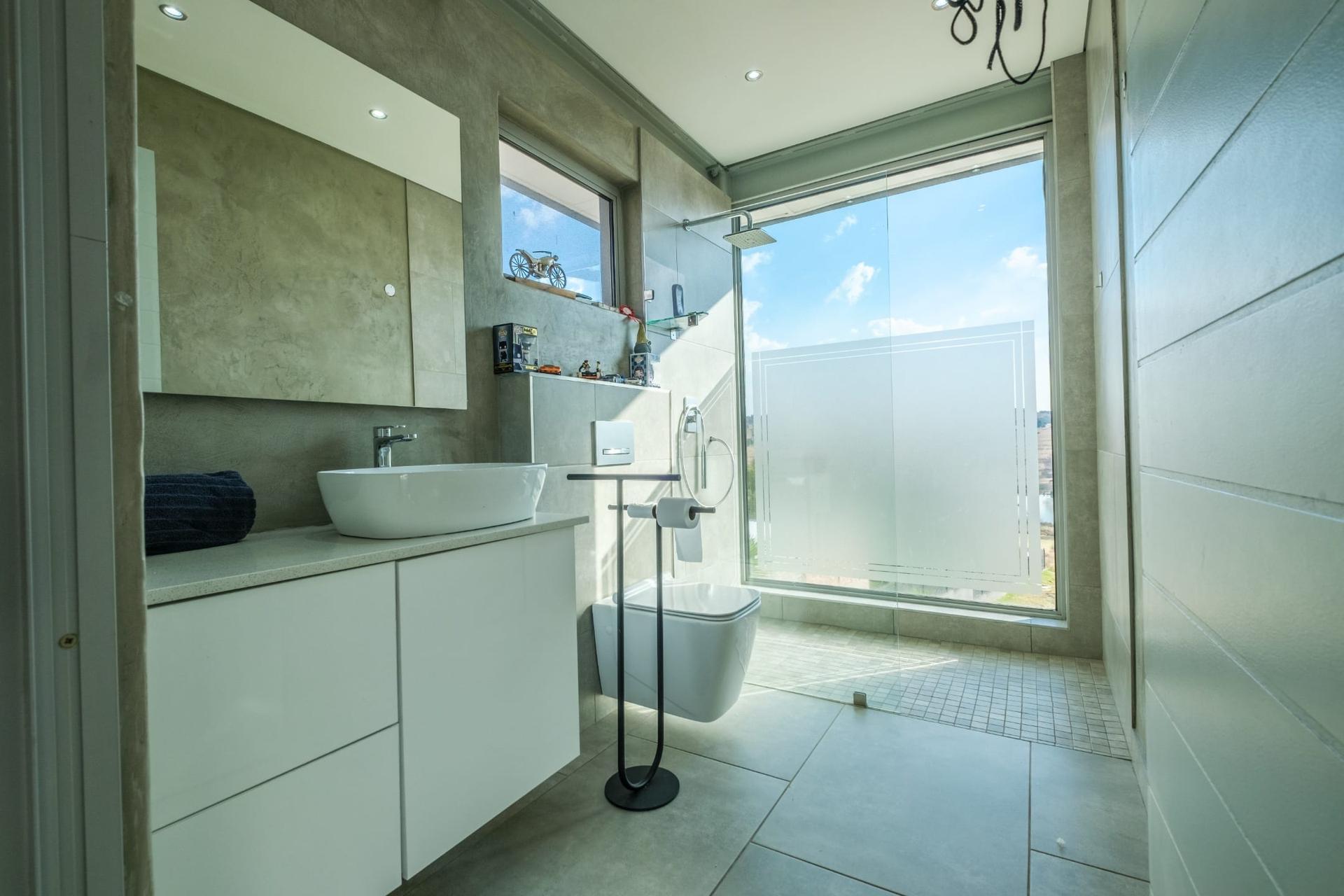 Luxury Living Beyond Compare — photograph 5