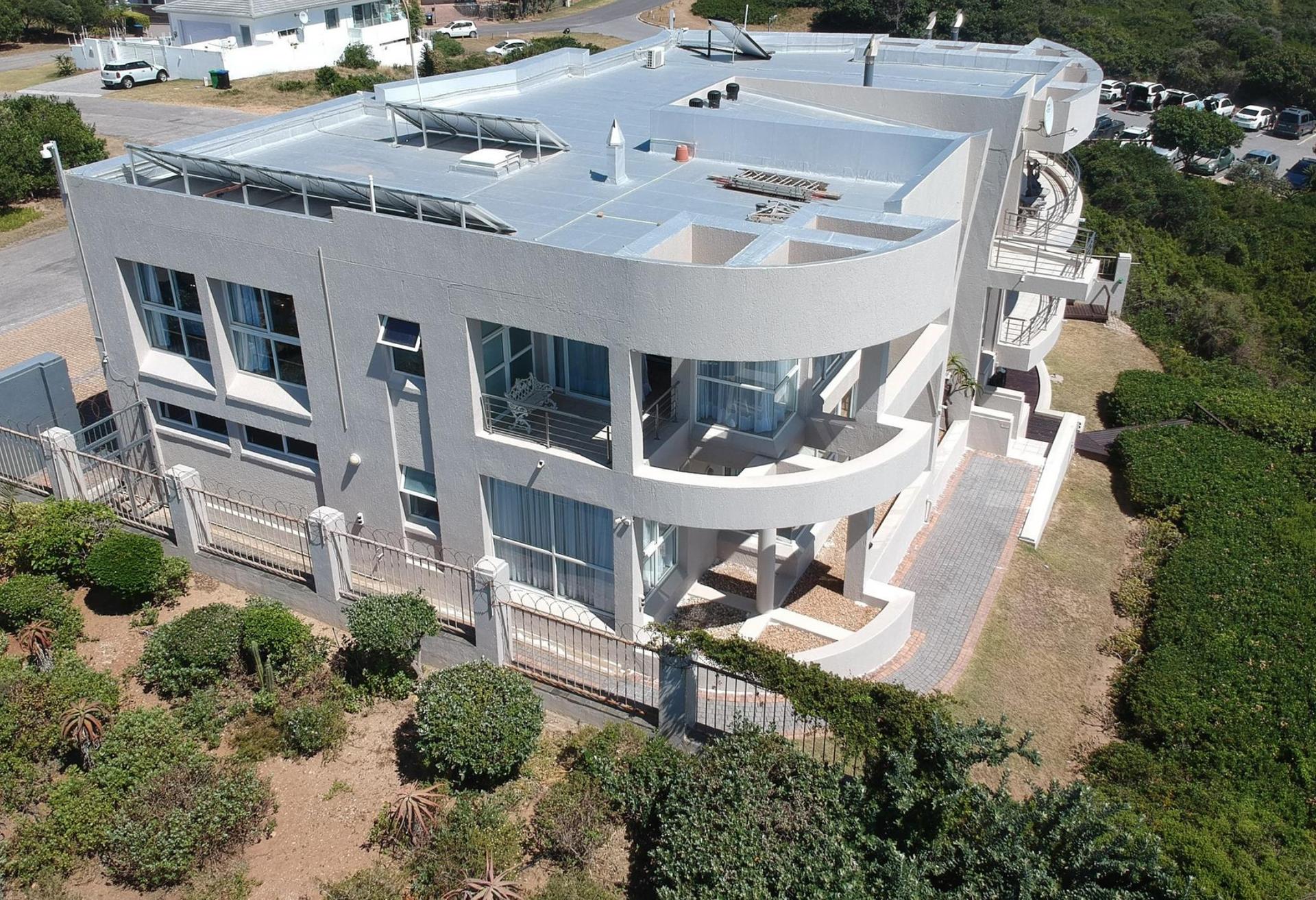 Jeffreys Bay Six-Bed Beachfront Home — photograph 3