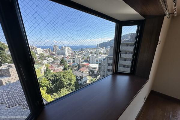 Apartment Building in Atami — photograph 2