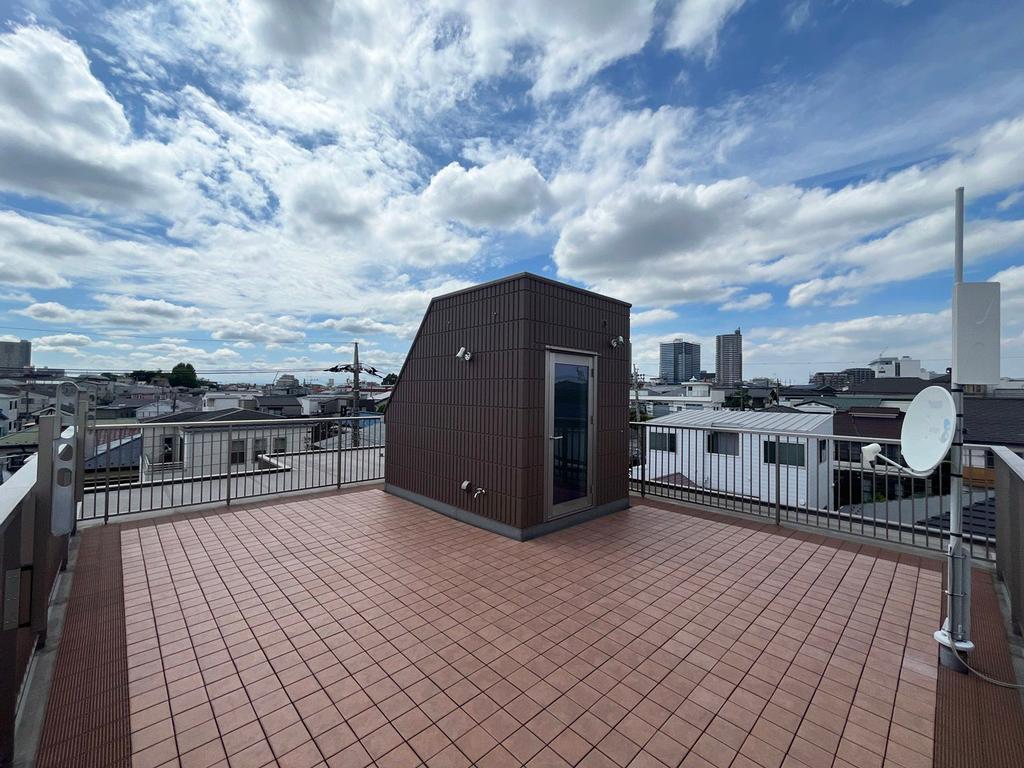 Elevator Family House in Saitama — photograph 4