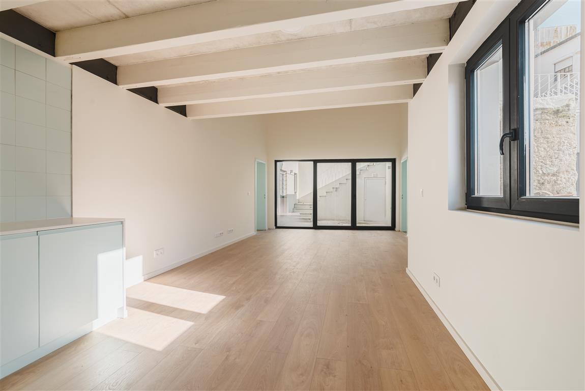 3-Bedroom Apartment in Miragaia, Porto — photograph 3
