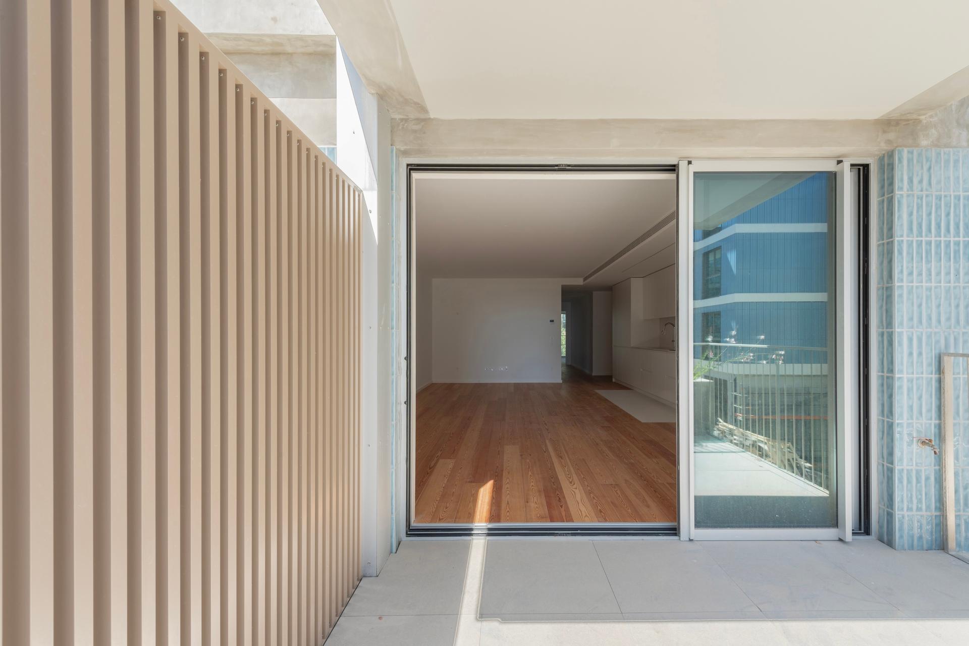 2-Bedroom Apartment in Vila Nova de Gaia — photograph 3