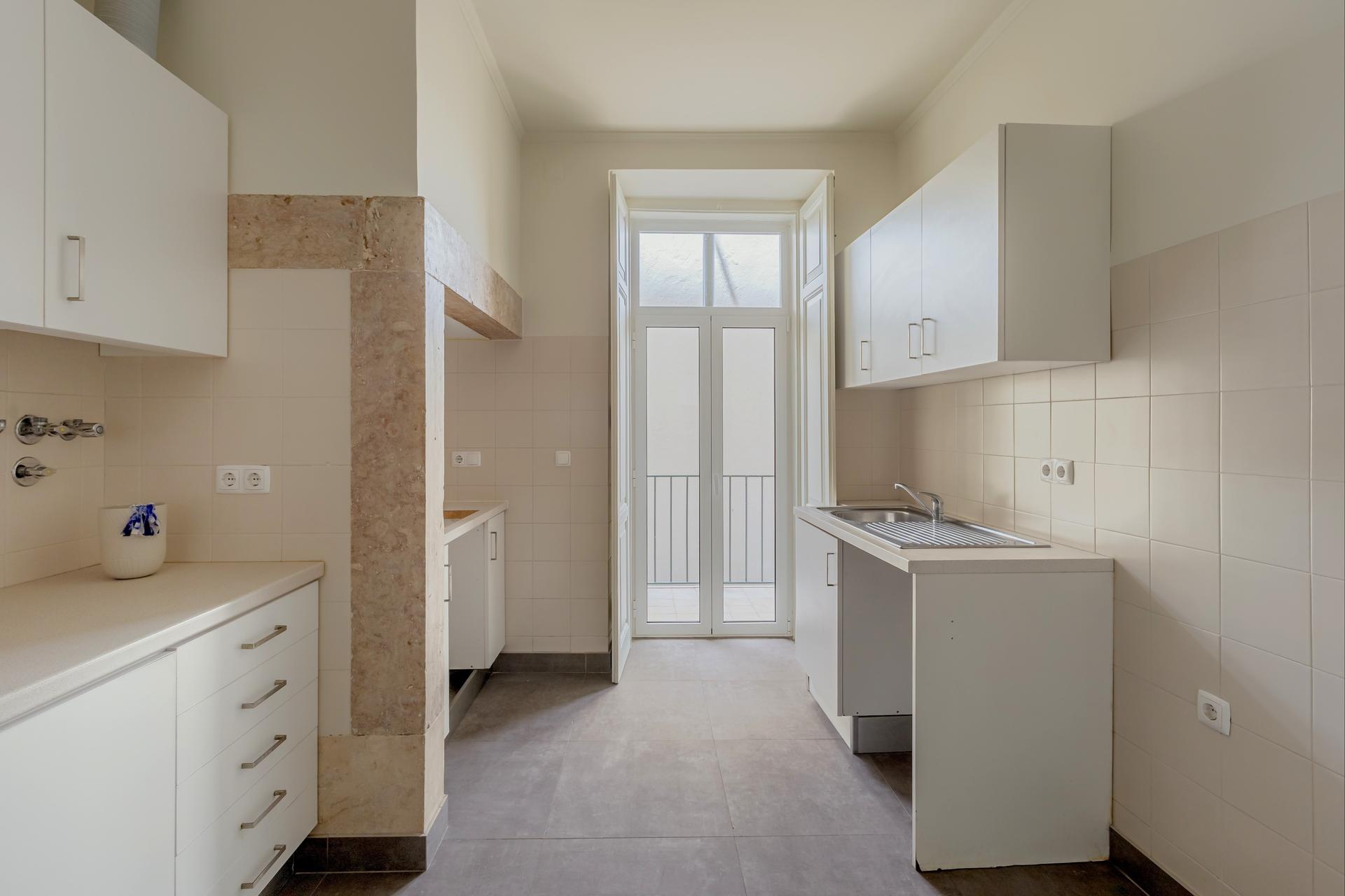3-Bedroom Apartment in Campo de Ourique, Lisboa — photograph 2