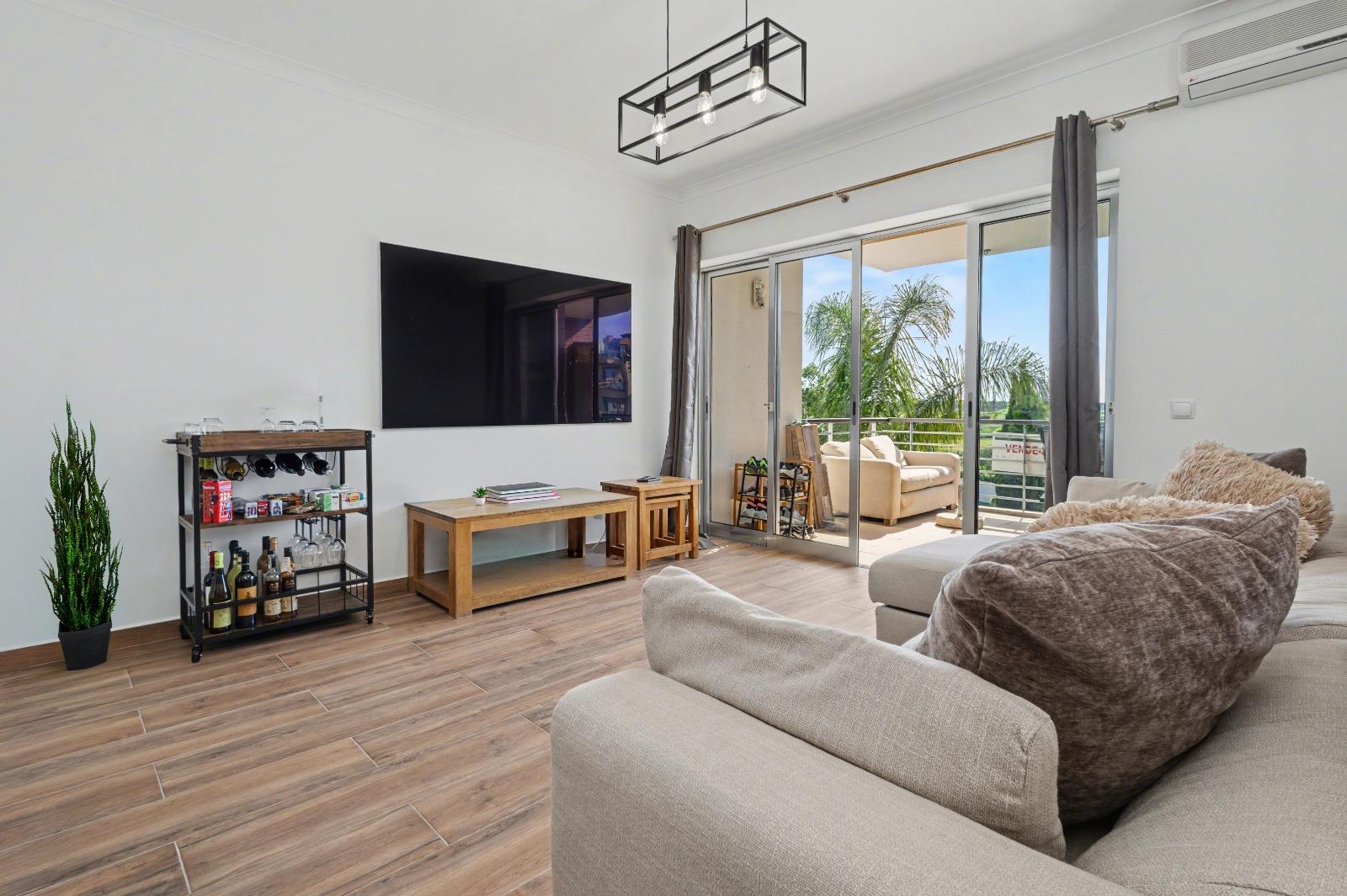 2-Bedroom Apartment with Pool in Loulé — photograph 3