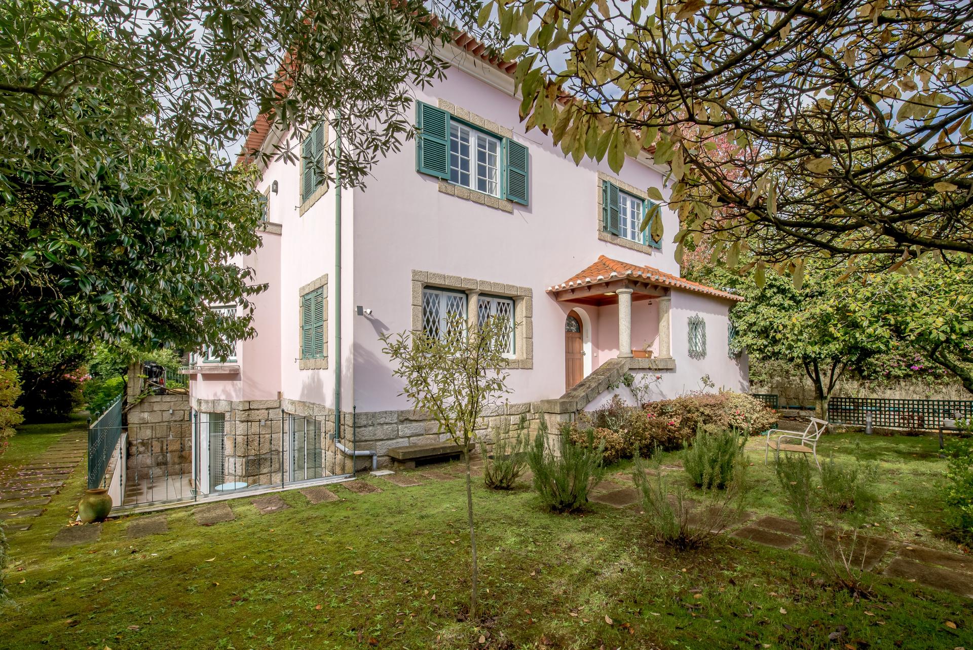 6-Bedroom House in Porto — photograph 2