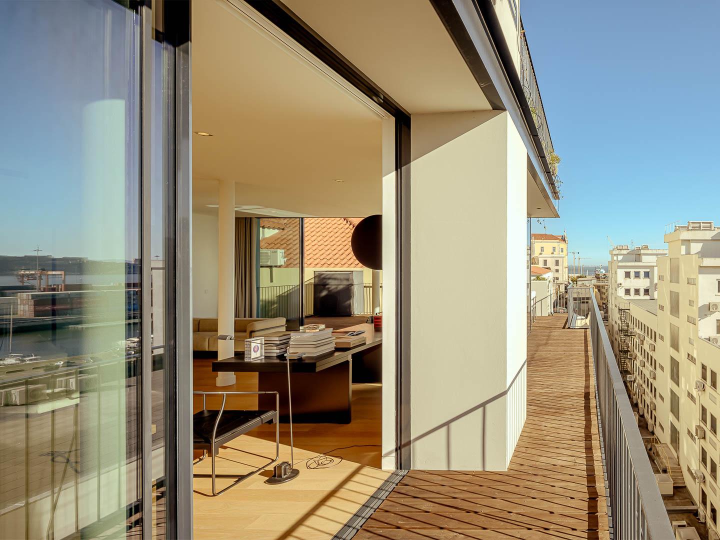 3-Bedroom Apartment with Terrace in Lisboa — photograph 4