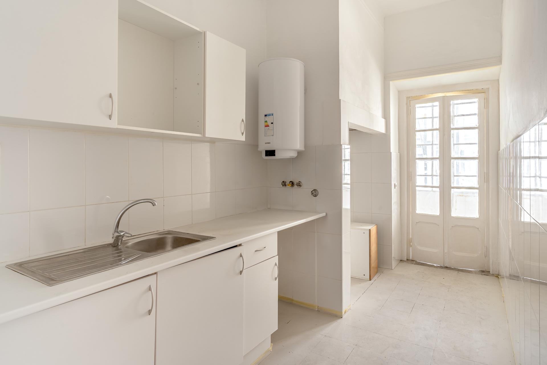 4-Bedroom Apartment in Arroios, Lisboa — photograph 5
