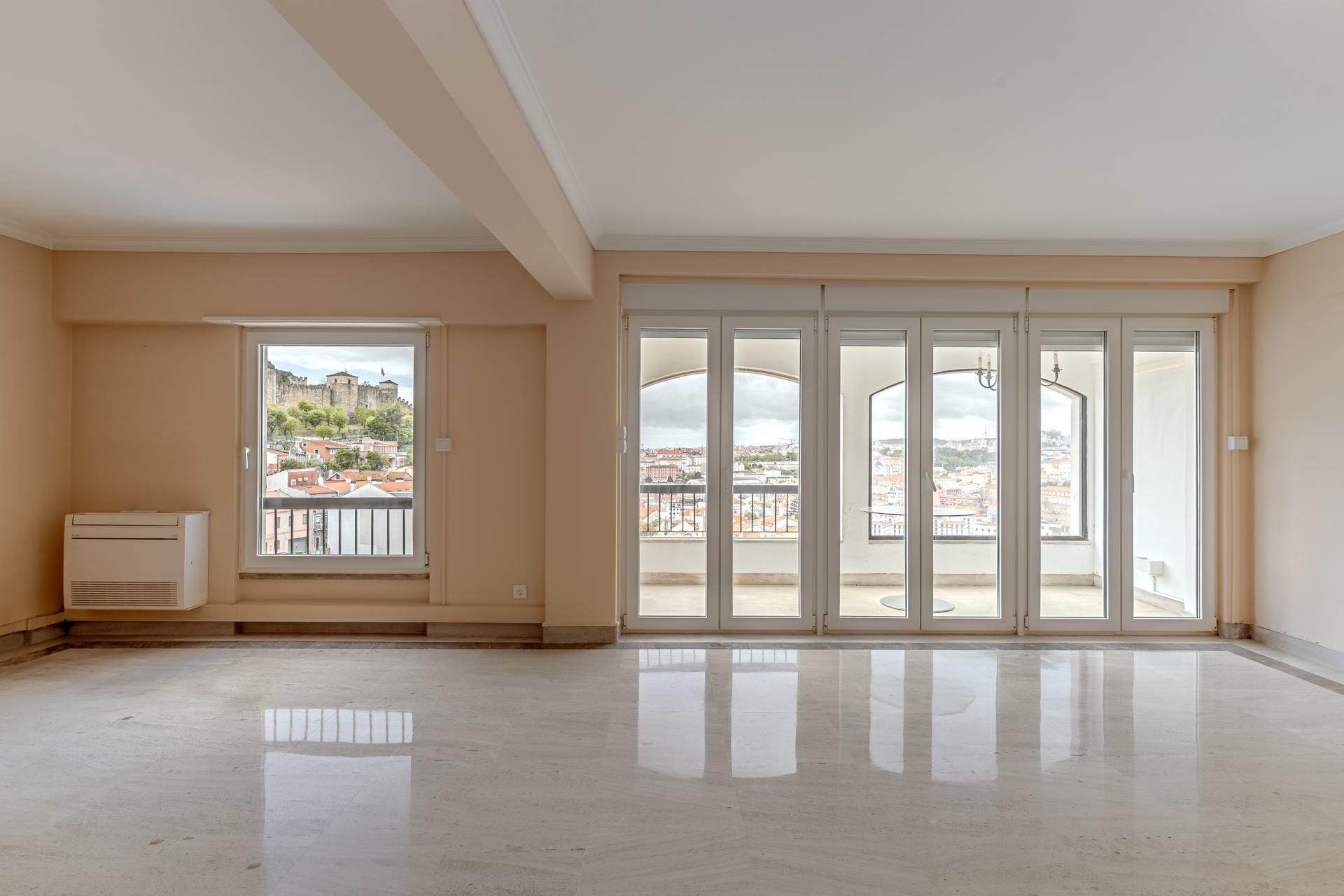 2-Bedroom Apartment in Graça, Lisboa — photograph 4