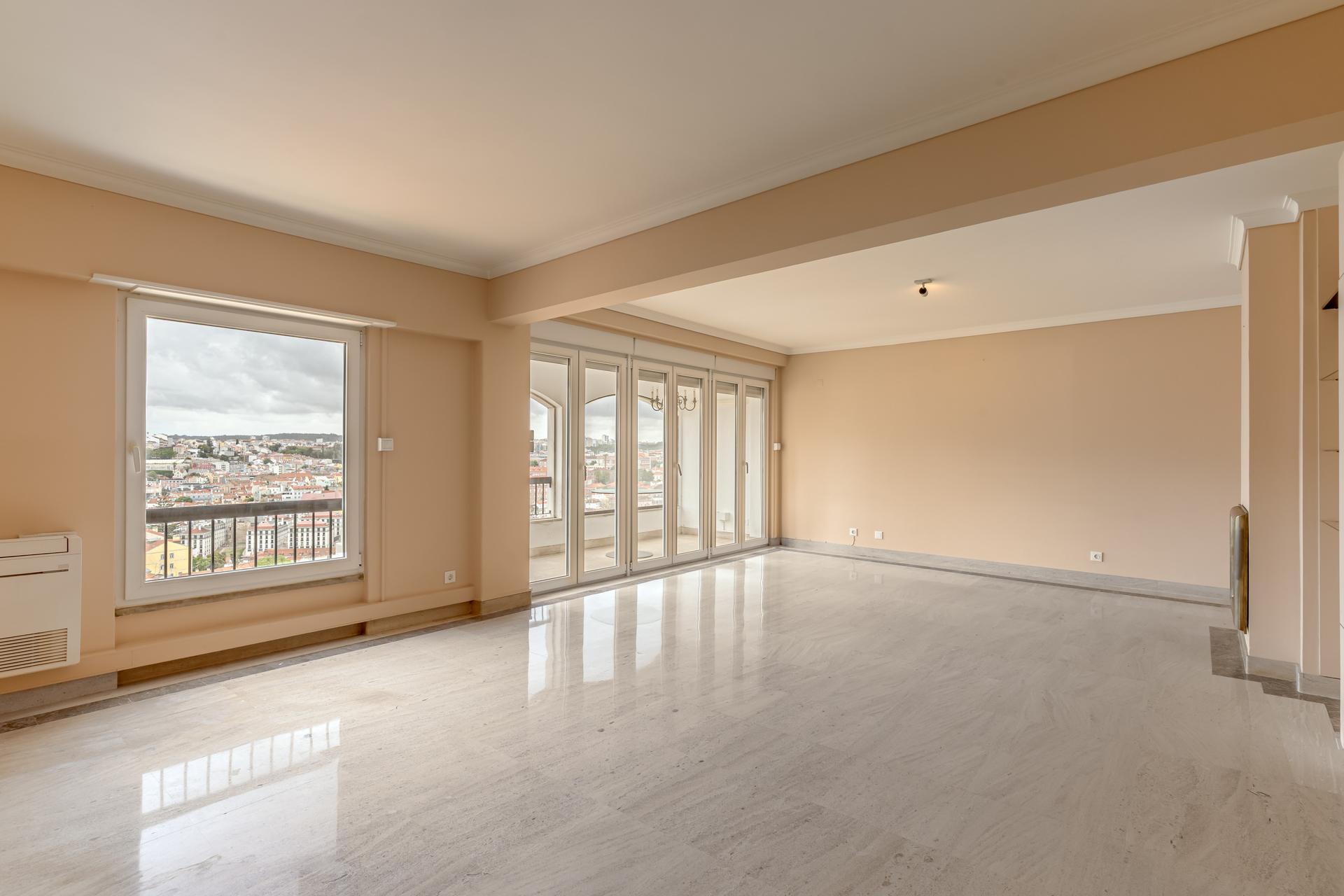 2-Bedroom Apartment in Graça, Lisboa — photograph 5