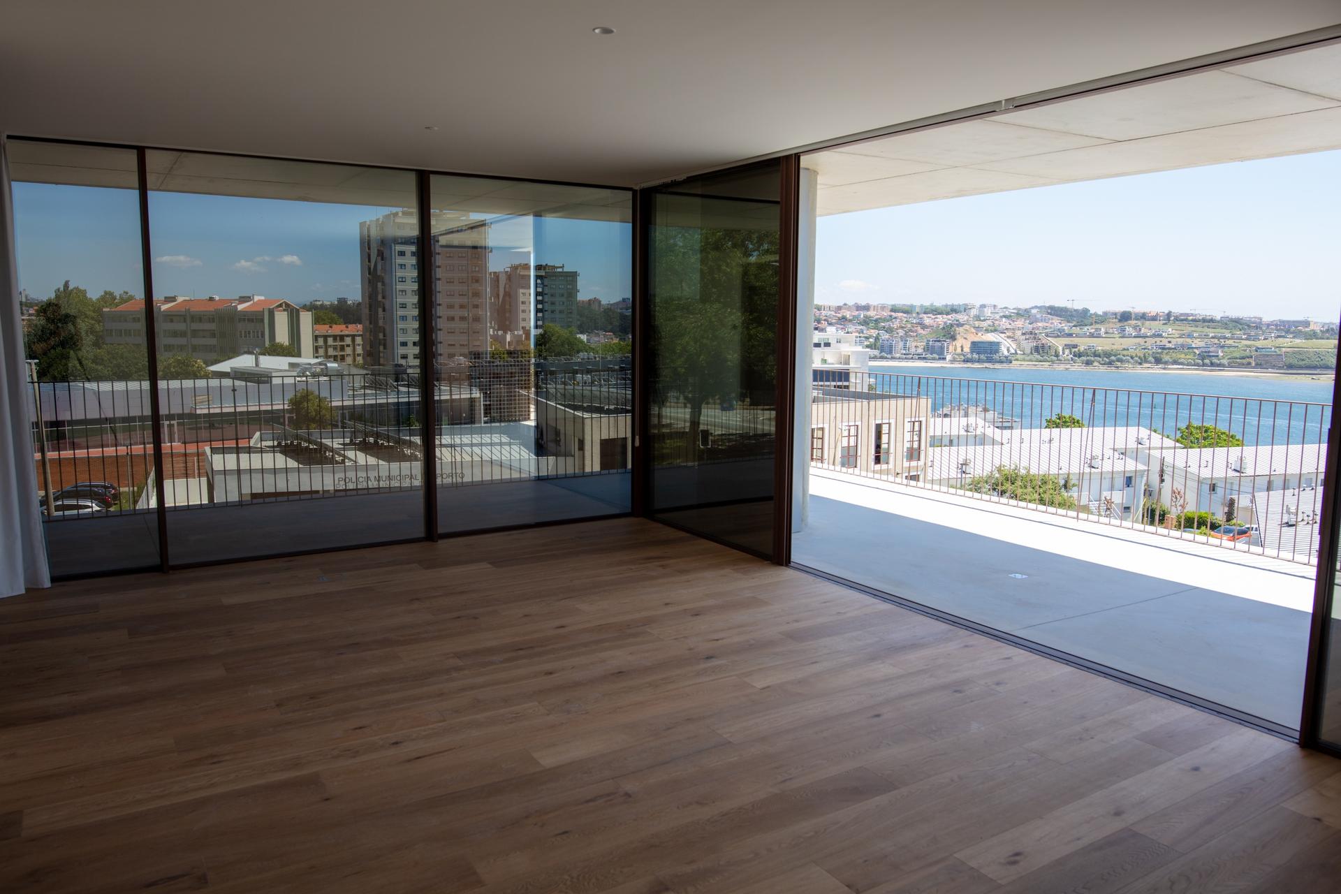 2-Bedroom Apartment with Terrace in Porto — photograph 2