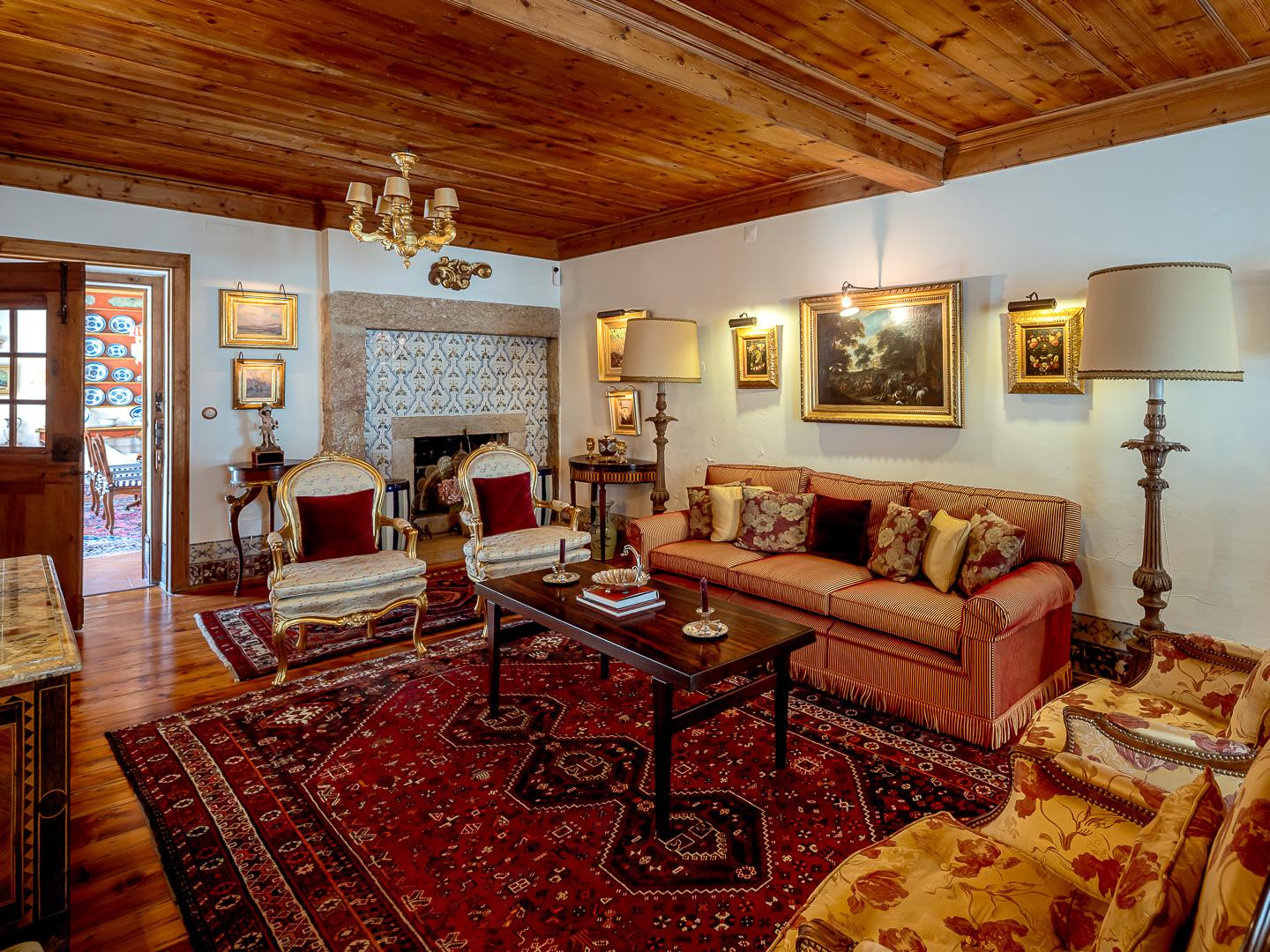 2-Bedroom House in Carnide, Lisboa — photograph 3