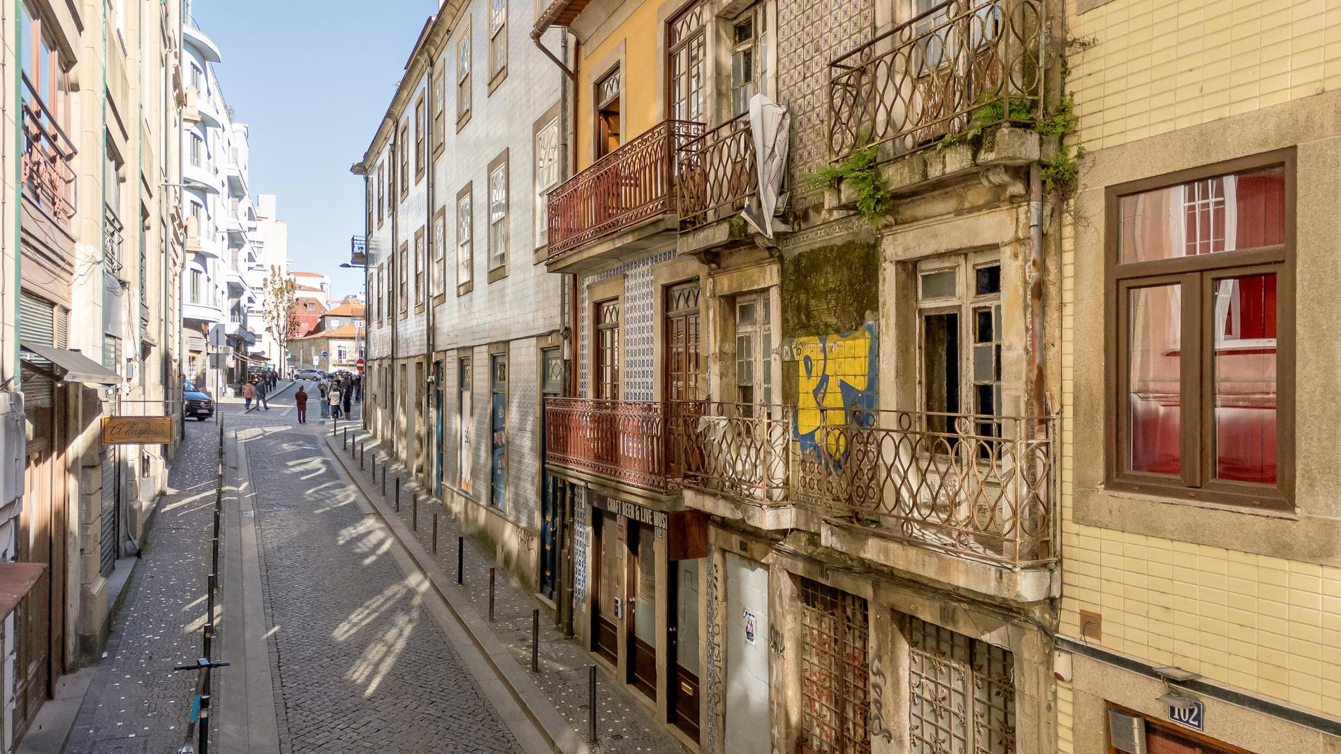 Building in Porto — photograph 2