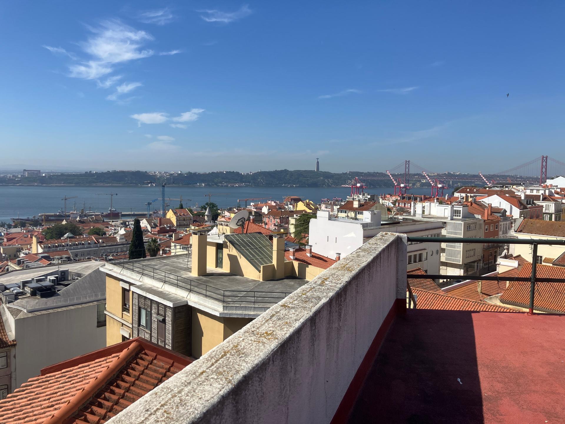 3-Bedroom Apartment with Terrace in Lisboa — photograph 5