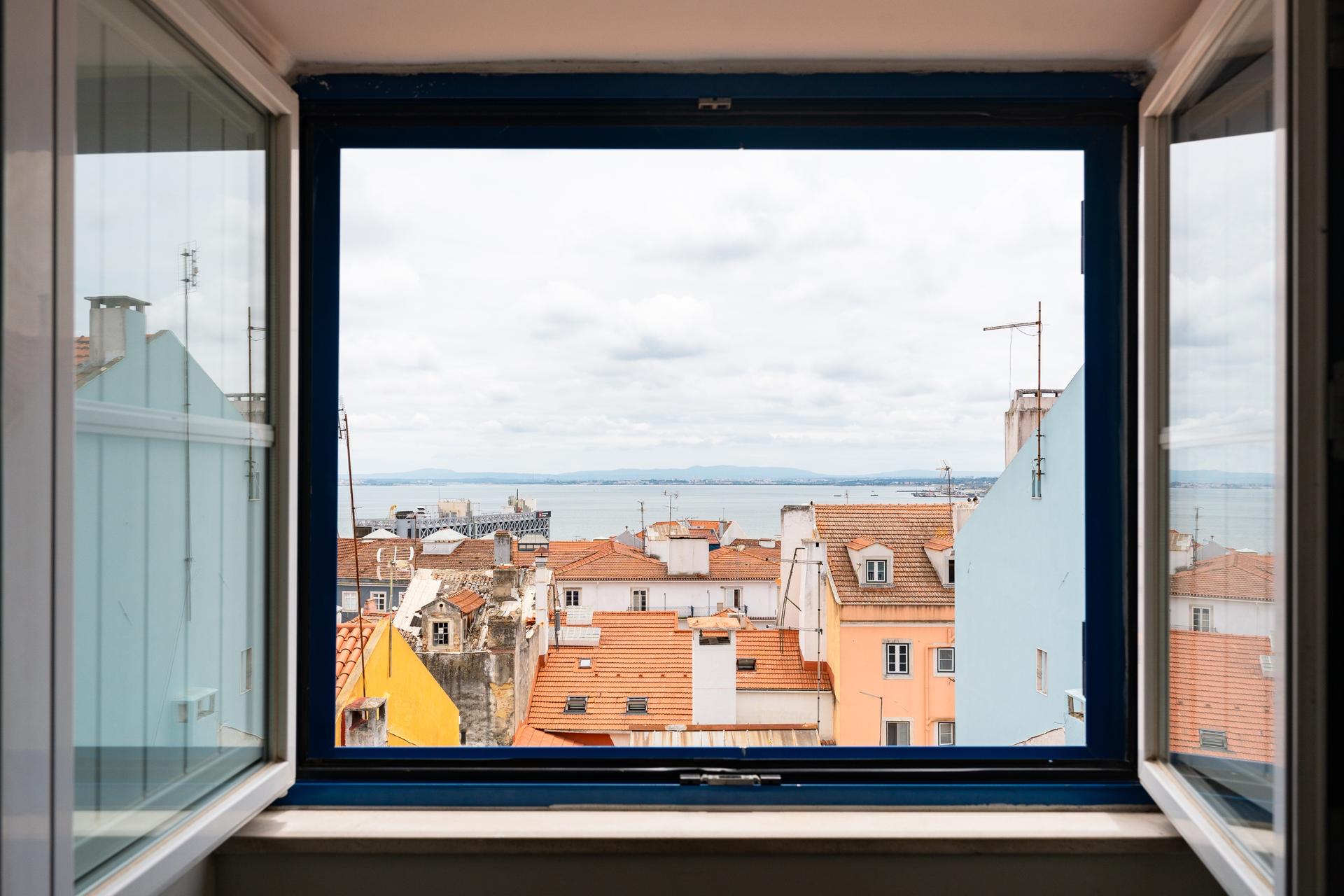 3-Bedroom Apartment in Madragoa, Lisboa — photograph 2