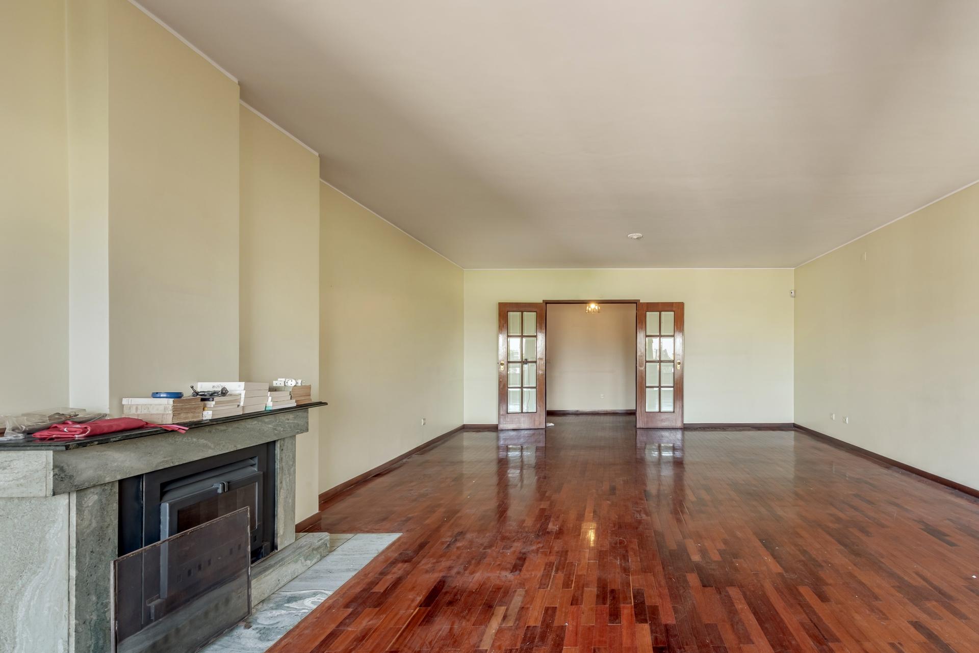 4-Bedroom Apartment in Porto — photograph 2