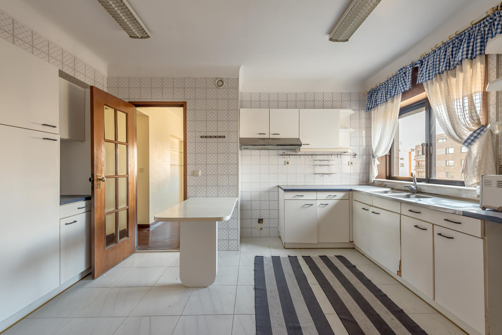 4-Bedroom Apartment in Porto — photograph 5