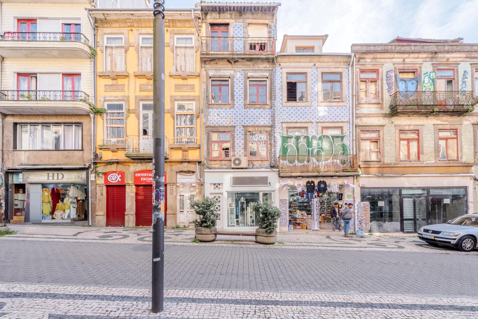 Building in Porto — photograph 2