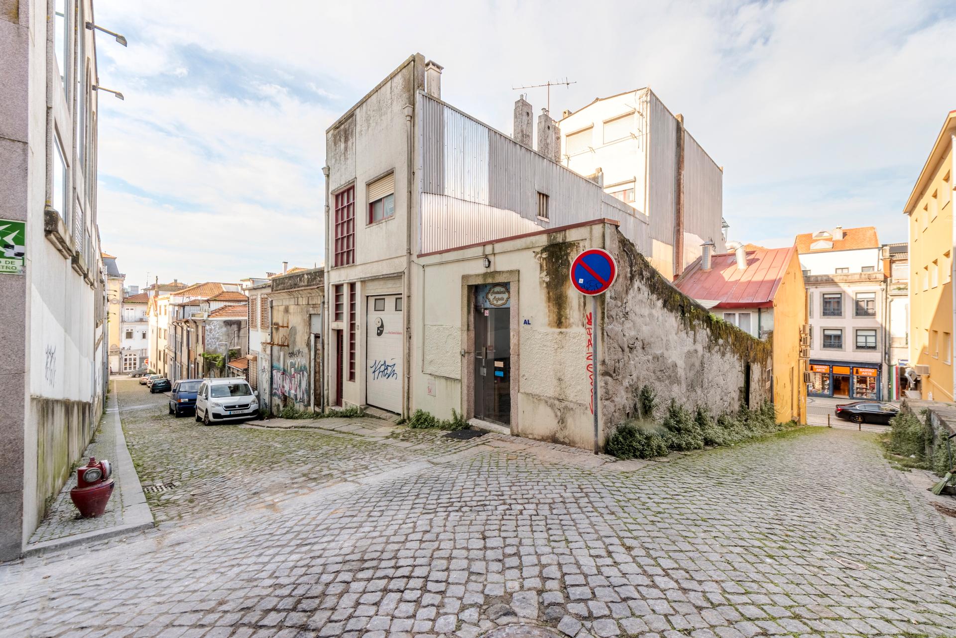Building in Porto — photograph 3
