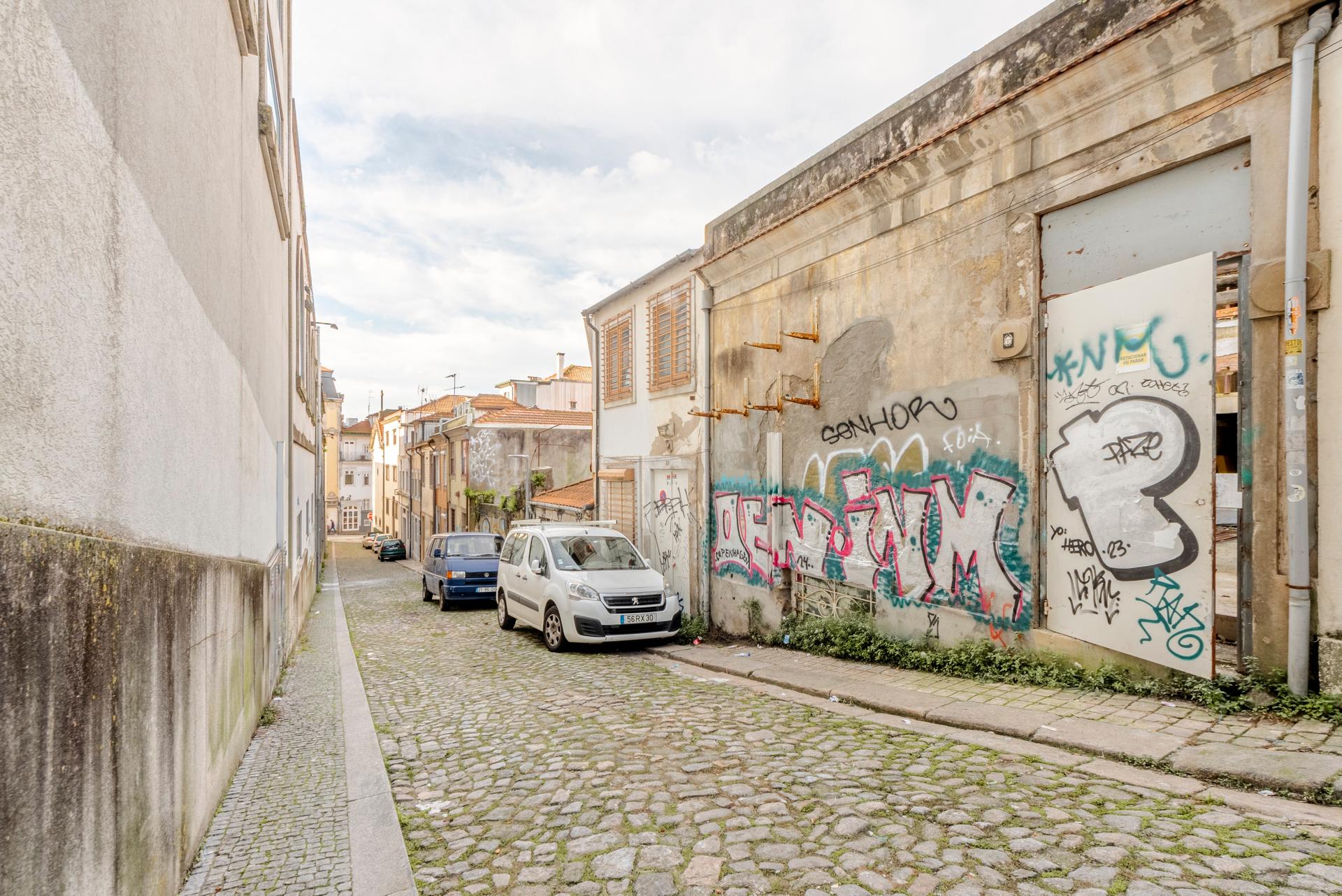 Building in Porto — photograph 4