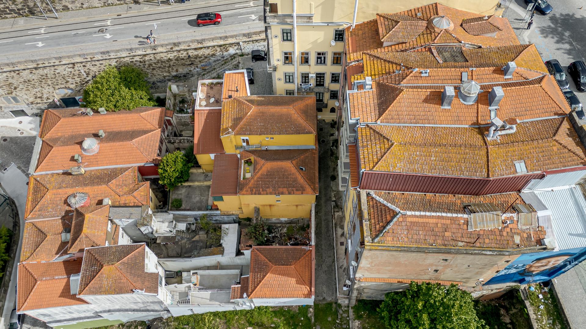 Building in Porto — photograph 2