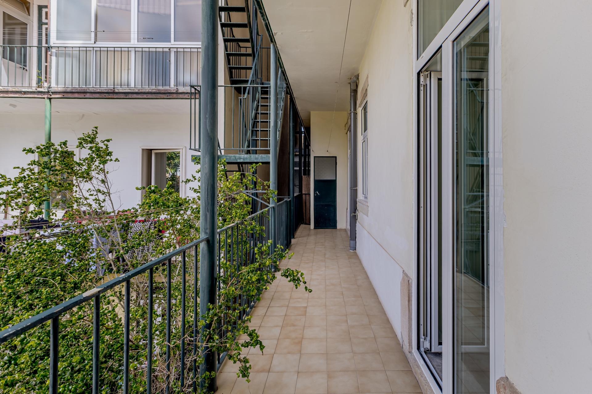 2-Bedroom Apartment in Campo de Ourique, Lisboa — photograph 2