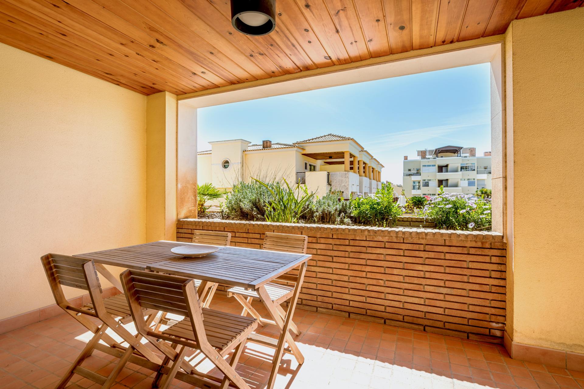 2-Bedroom Apartment with Pool in Loulé — photograph 2