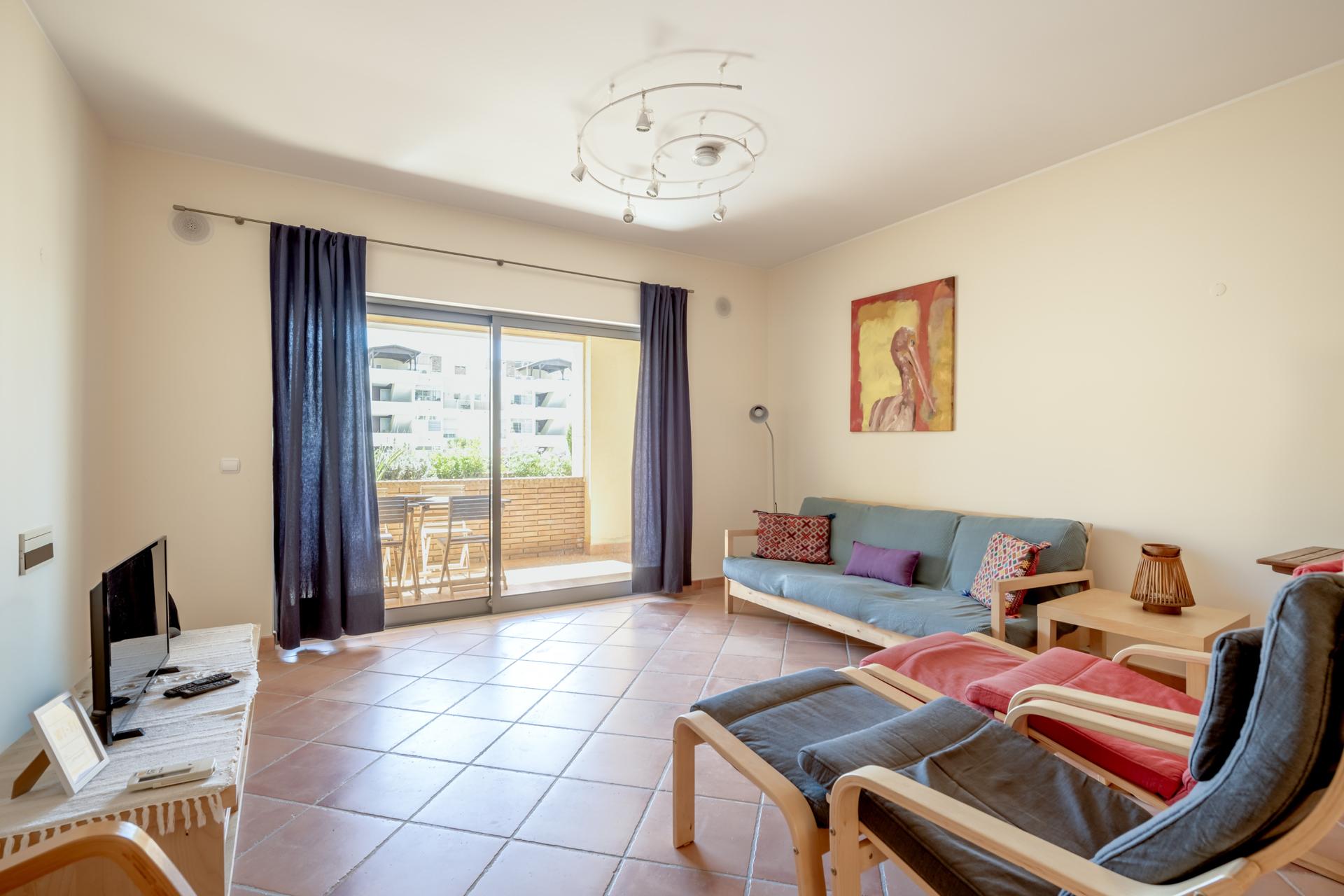 2-Bedroom Apartment with Pool in Loulé — photograph 5