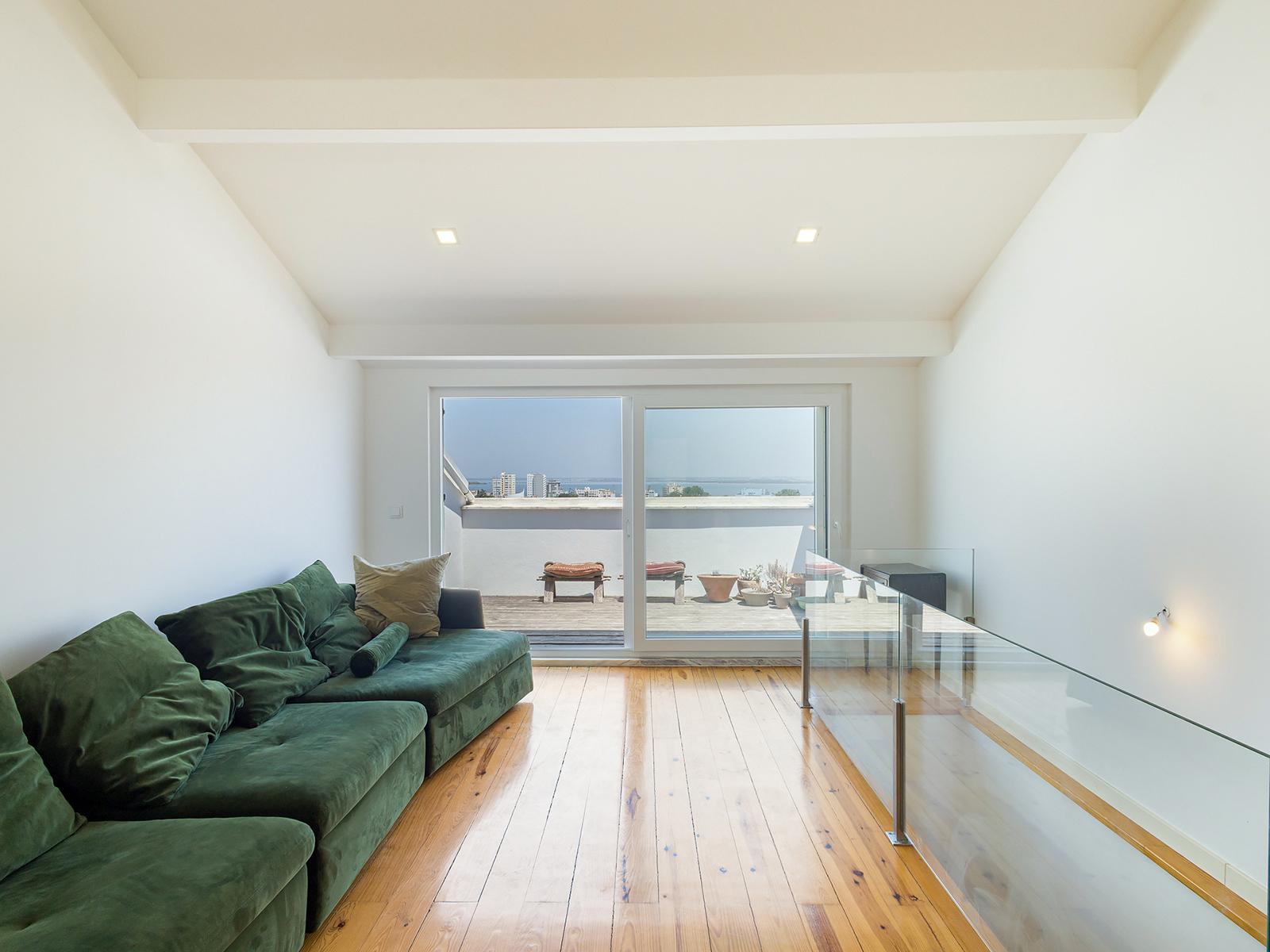 2-Bedroom Duplex with River Views in Lisboa — photograph 2